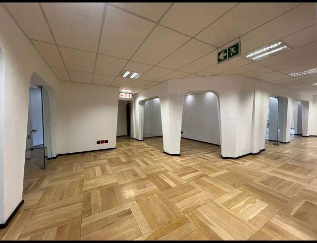 1,066M² OFFICE TO LET IN SANDHURST